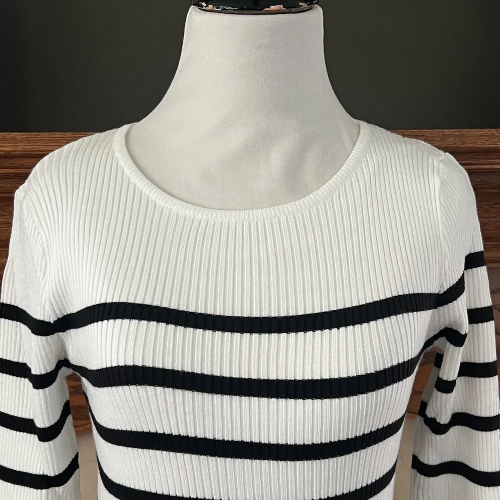 Zesica Women's White Navy Preppy Casual Striped Crewneck Sweater Size Small‎ NEW